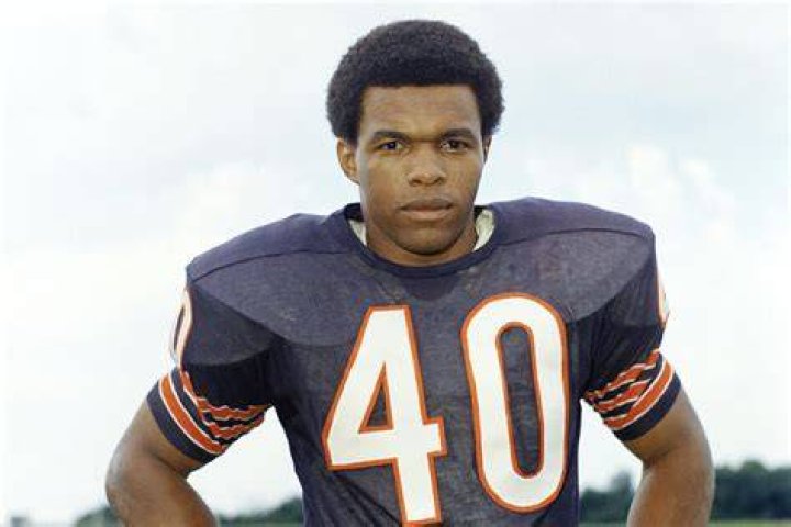 Gale Sayers, Bears' legendary running back, dies at 77